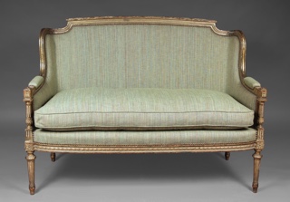 Lote 212: PEQUEÑO SOFA FRANCES DE ESTILO LUIS XVI.  PEQUEÑO SOFA FRANCES DE ESTILO LUIS XVI. 