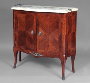 Lote 262: PEQUEÑO MUEBLE DE ARRIMO ESTILO FRANCES LUIS XV.  PEQUEÑO MUEBLE DE ARRIMO ESTILO FRANCES LUIS XV. 