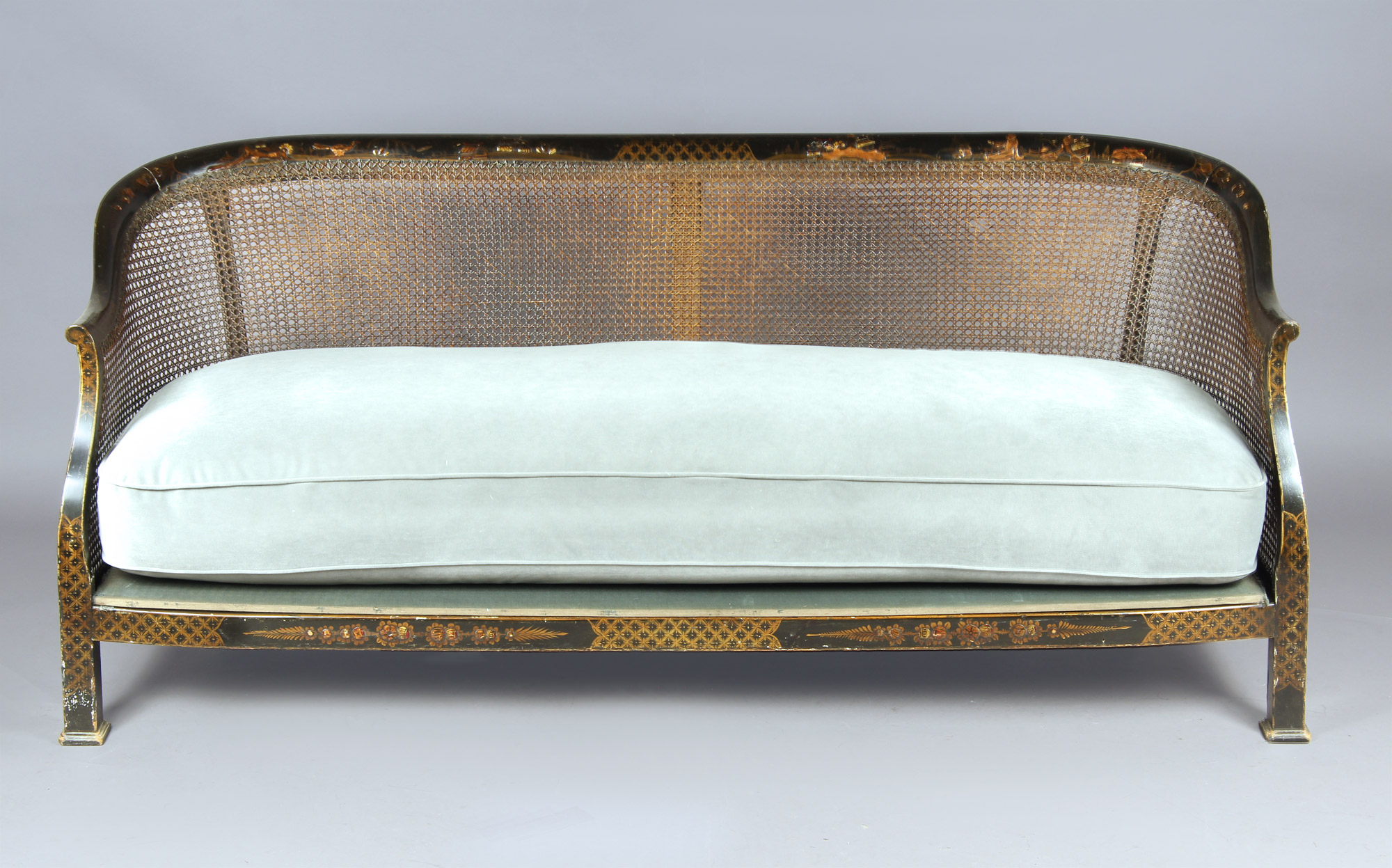  ANTIGUO SOFA INGLES CON CHINOISERIE PARA TRES CUERPOS. 