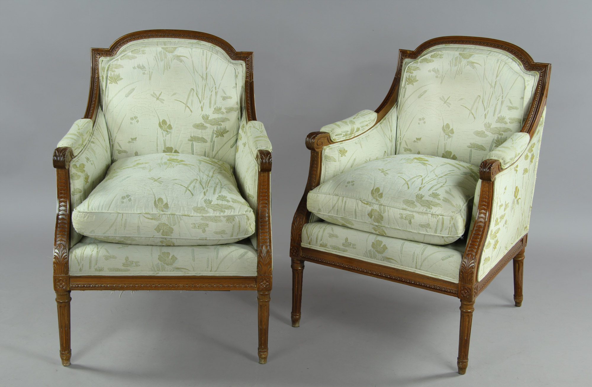  PAR DE SILLONES BERGERE DE ESTILO FRANCES LUIS XVI. 