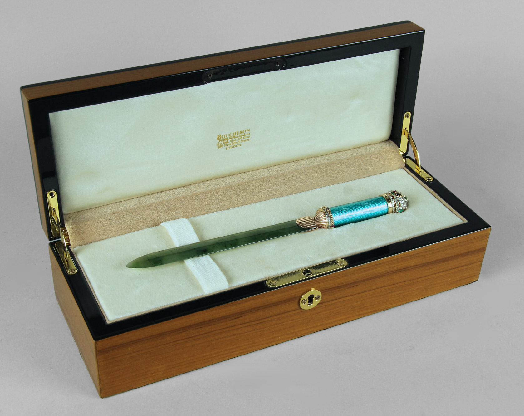 ABRECARTAS FRANCES BOUCHERON CON SU CAJA ORIGINAL.