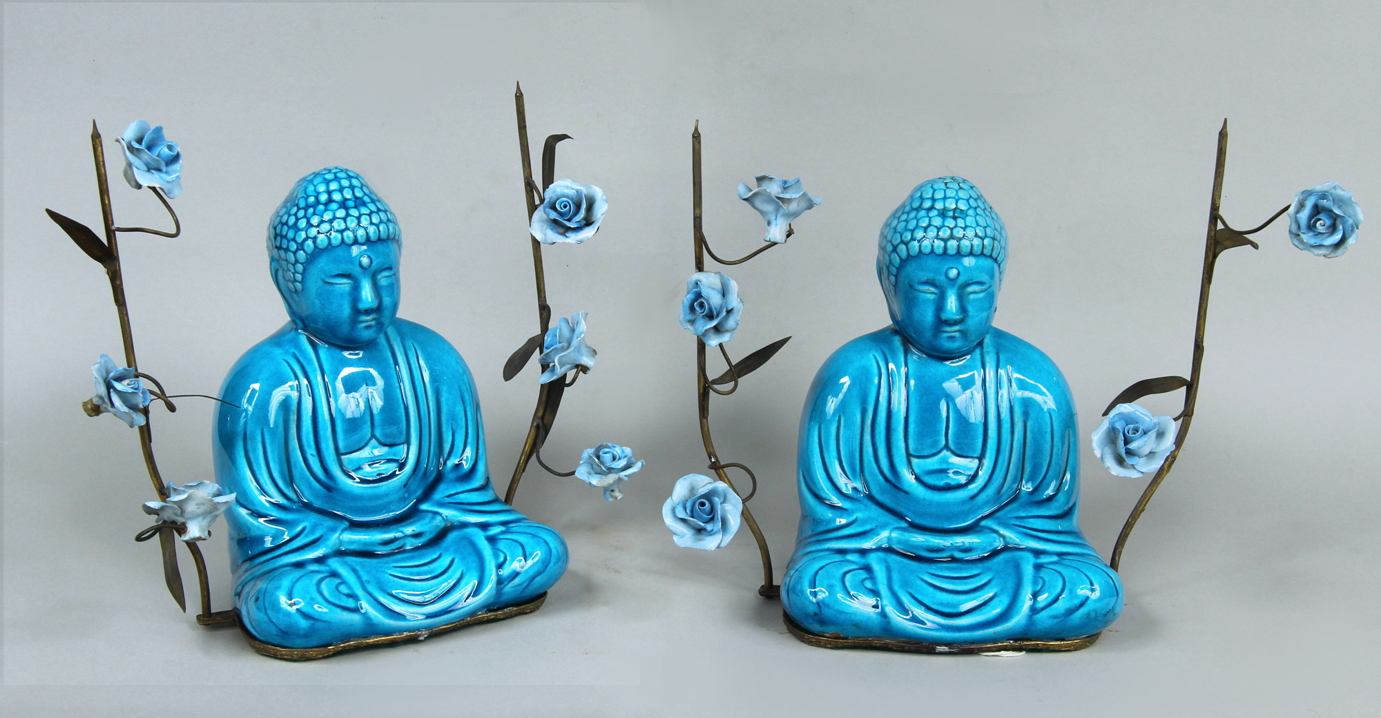  PAR DE FIGURAS BUDHAS DE PORCELANA BLEU DE CHINE.