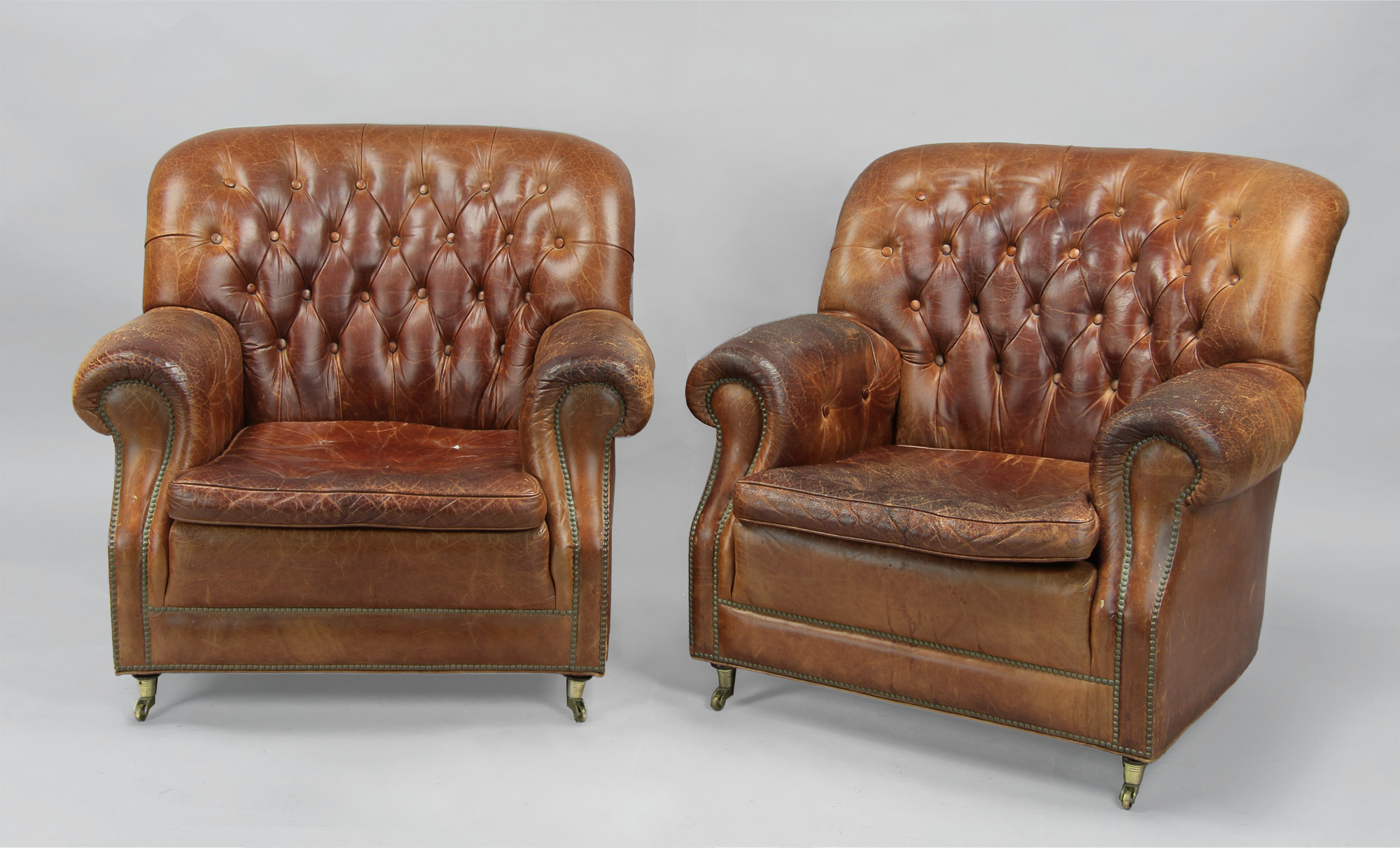  PAR DE ANTIGUOS SILLONES INGLESES EN CUERO MARRON.
