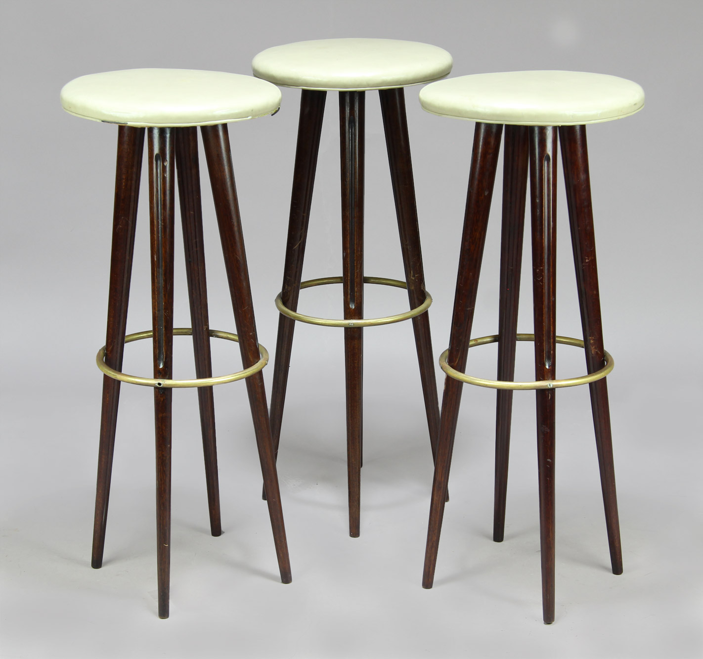  TRES BANQUETAS ALTAS ESTILO ESCANDINAVO PARA BAR. 