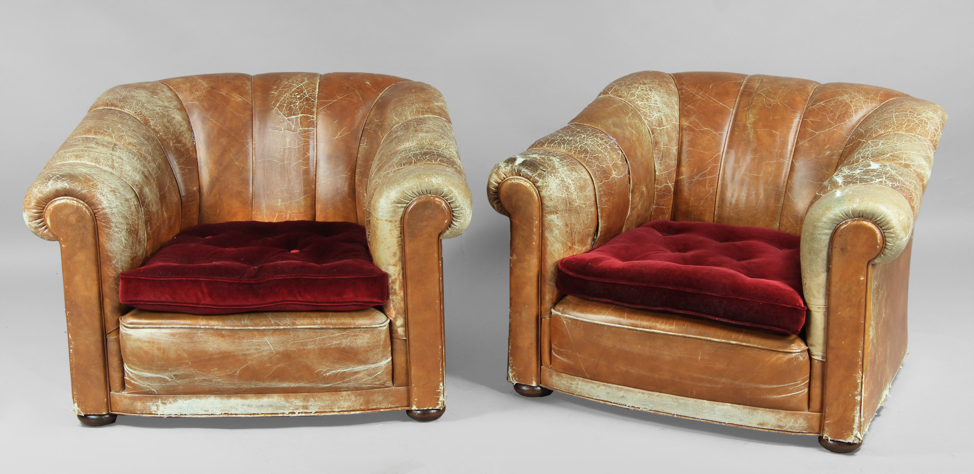  PAR DE SILLONES CONFORTABLES TAPIZADOS EN CUERO. 