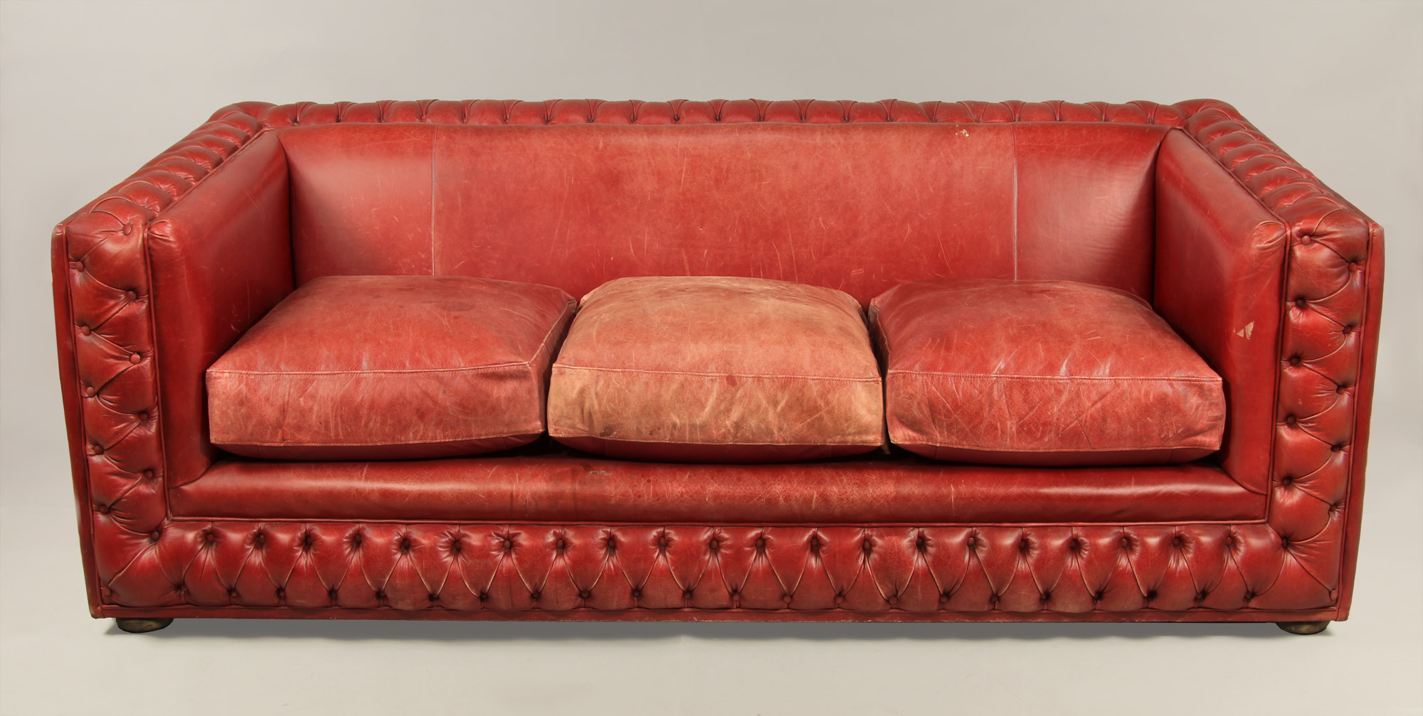  SOFA ESTILO ART DECO TAPIZADO EN CUERO ROJO. 