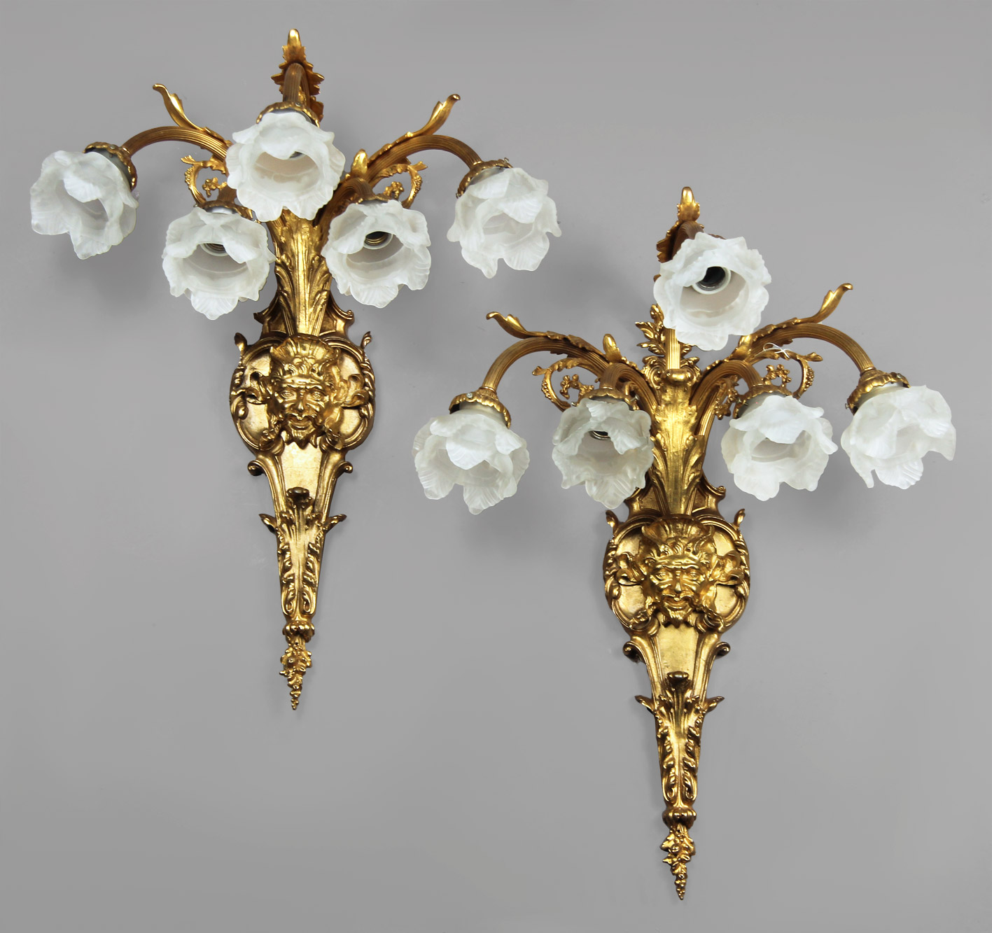  PAR DE GRANDES APPLIQUES FRANCESES DE BRONCE DORADO. 