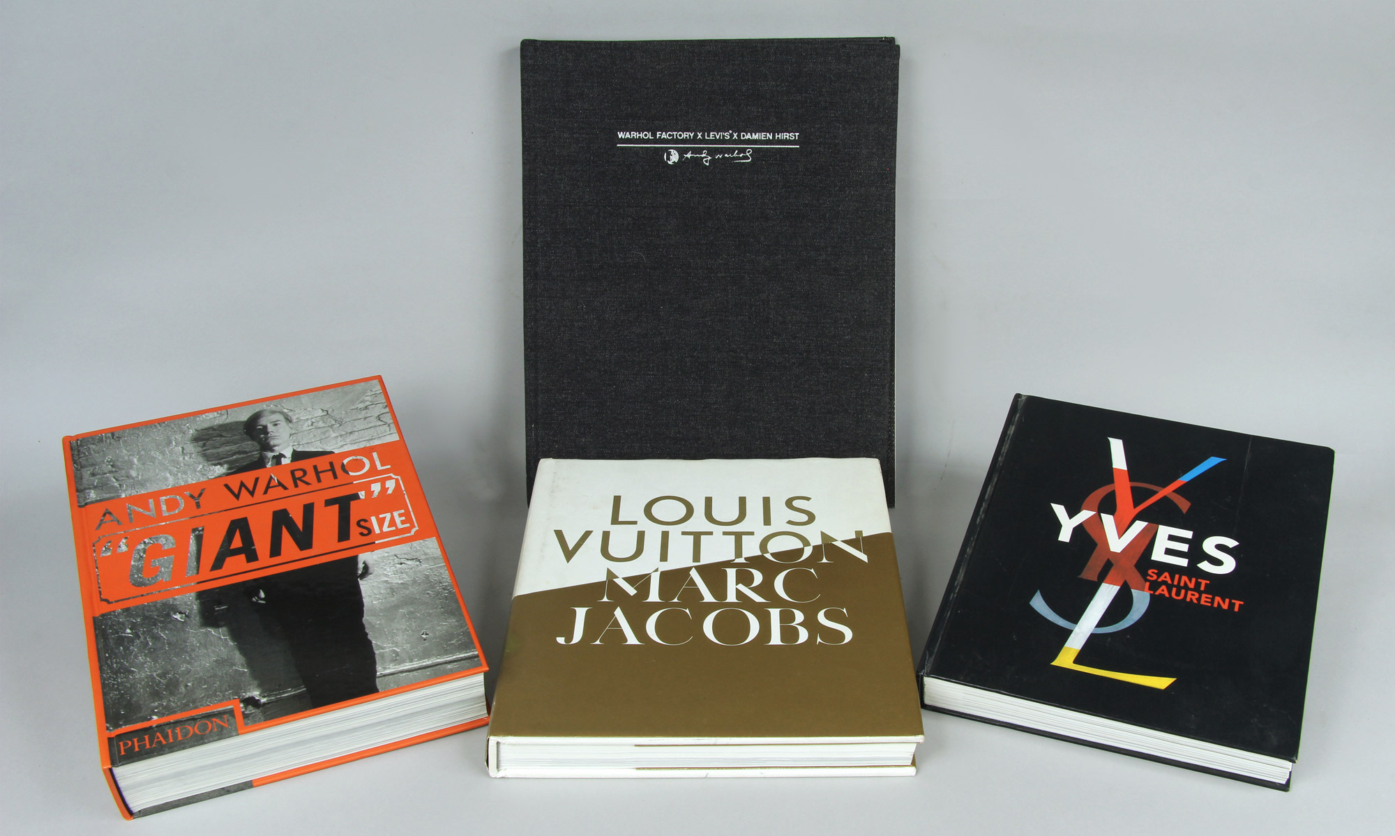  CUATRO LIBROS DIFERENTES SOBRE ARTE Y MODA. 