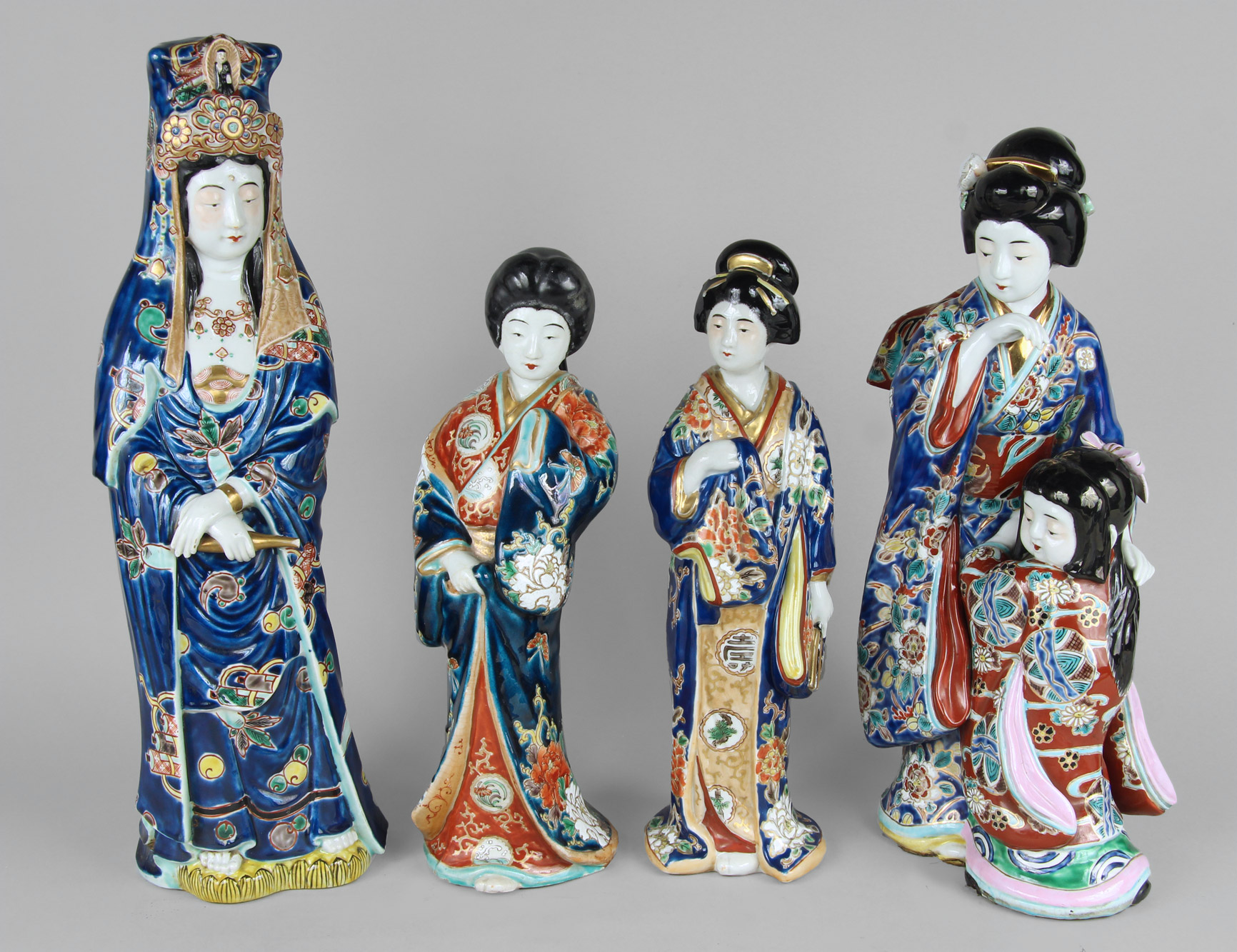 Lotes 578, 577 y 579: 
																		ANTIGUA FIGURA JAPONESA DE PORCELANA ESMALTADA. 
																		DOS ANTIGUAS FIGURAS JAPONESAS DE PORCELANA ESMALTADA. 
																		ANTIGUO GRUPO JAPONES DE PORCELANA ESMALTADA. 