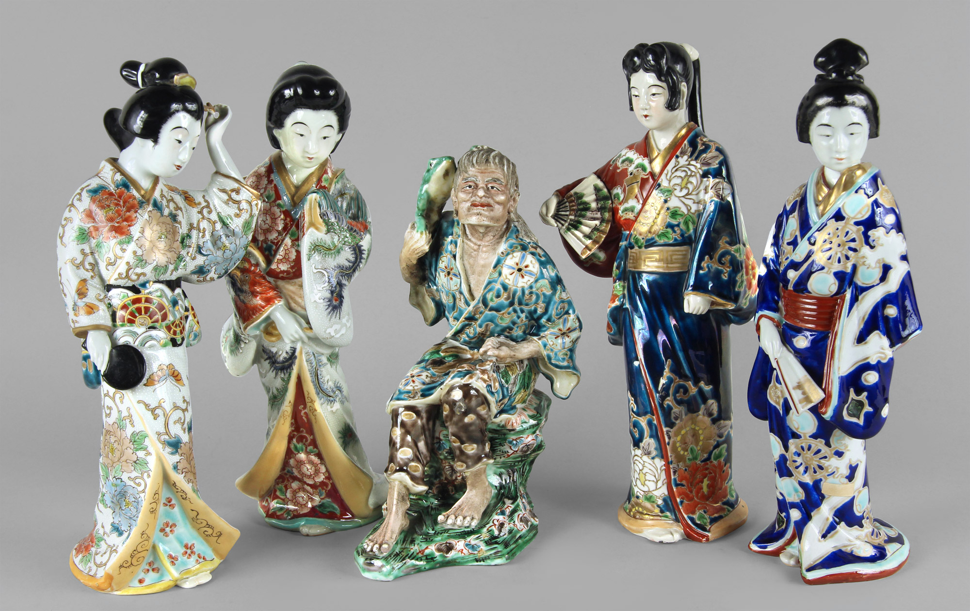 Lotes 592, 590 y 591: 
																		DOS ANTIGUAS FIGURAS JAPONESAS DE PORCELANA ESMALTADA. 
																		ANTIGUA FIGURA DE PORCELANA JAPONESA KUTANI. 
																		DOS ANTIGUAS FIGURAS JAPONESAS DE PORCELANA ESMALTADA. 