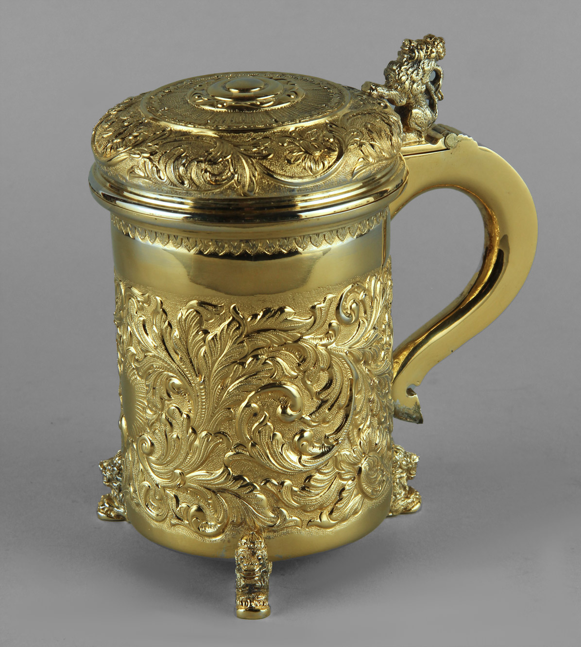  TANKARD DE PLATA EUROPEA SELLADA CON TAPA. 