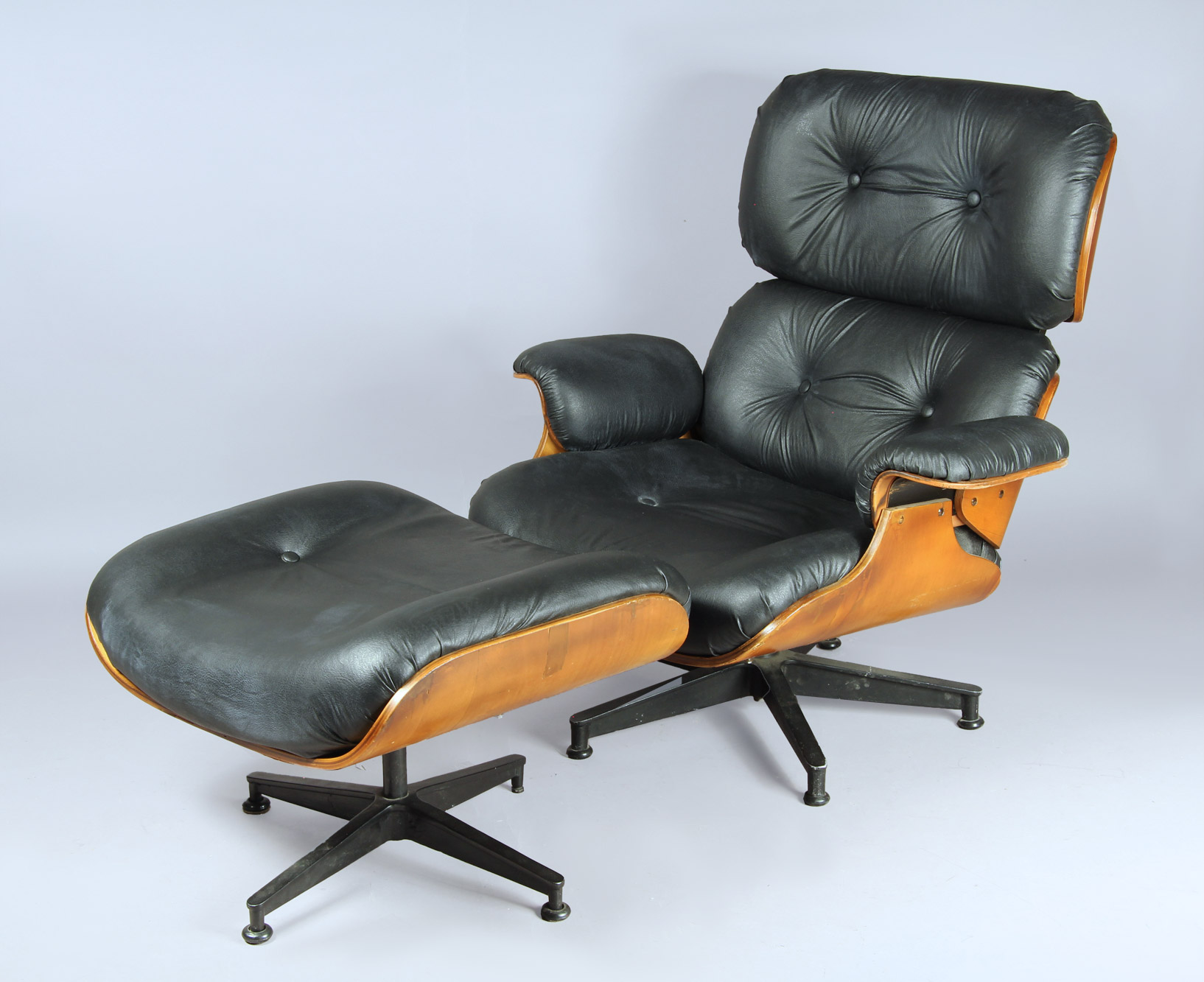  POLTRONA DISEÑO EAMES CON BANQUETA APOYAPIES. 