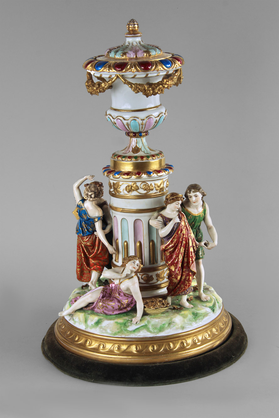  GRUPO DE PORCELANA NAPOLITANA CAPODIMONTE. 