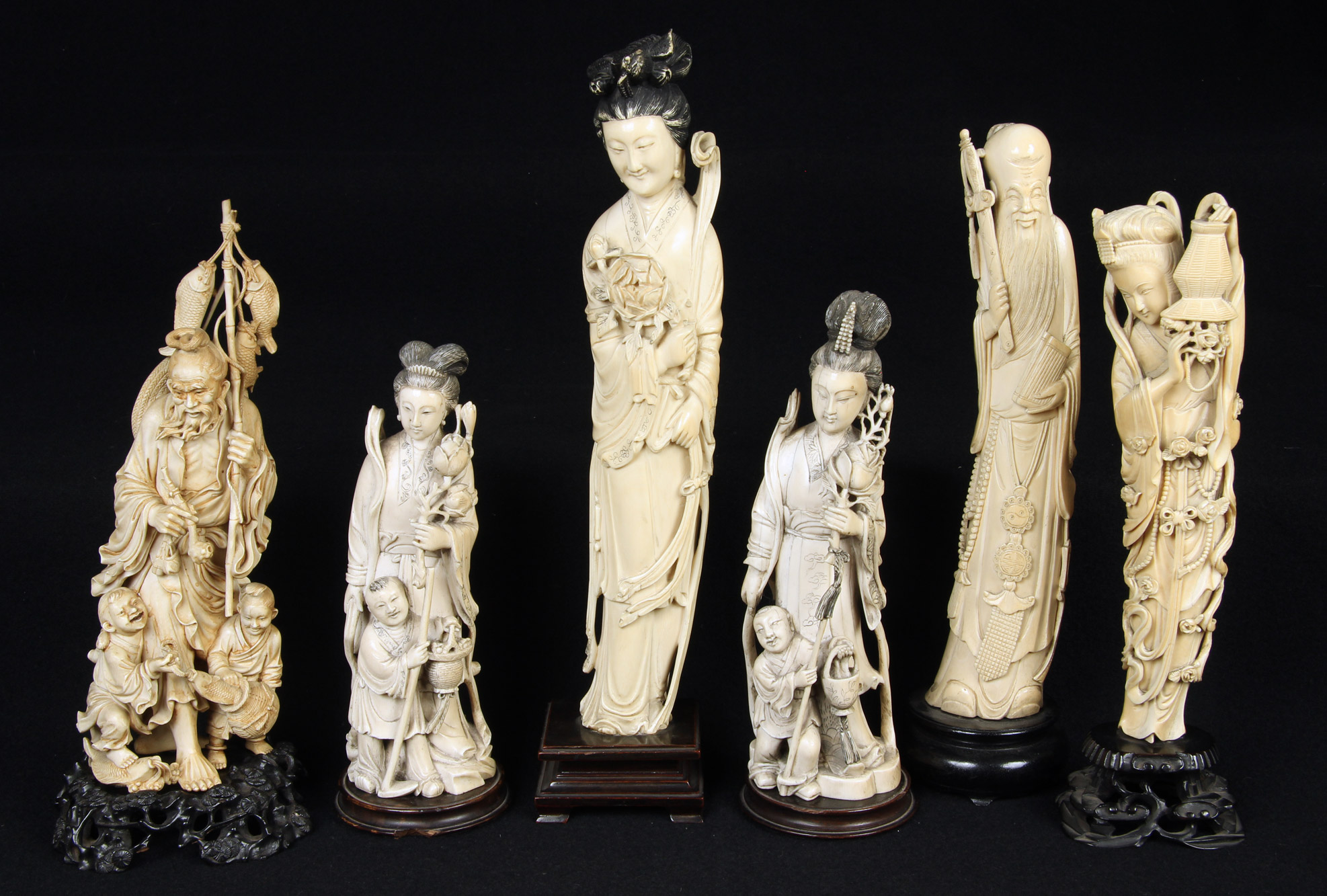Lotes 504, 687, 580: 
																		GRUPO CHINO DE MARFIL ESCULPIDO. 
																		DOS GRUPOS CHINOS DE MARFIL ESCULPIDO. 
																		FIGURA CHINA DE MARFIL ESCULPIDO. 