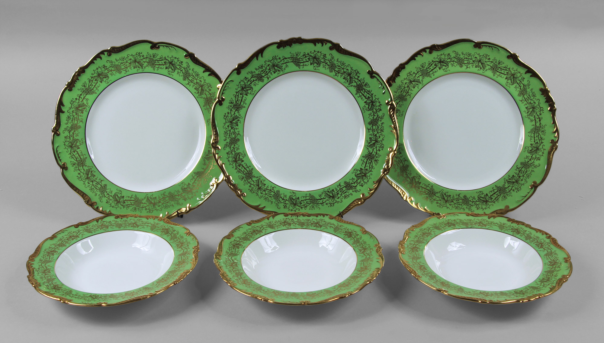  DIECISEIS PLATOS DE PORCELANA INGLESA COALPORT PARA MESA. 