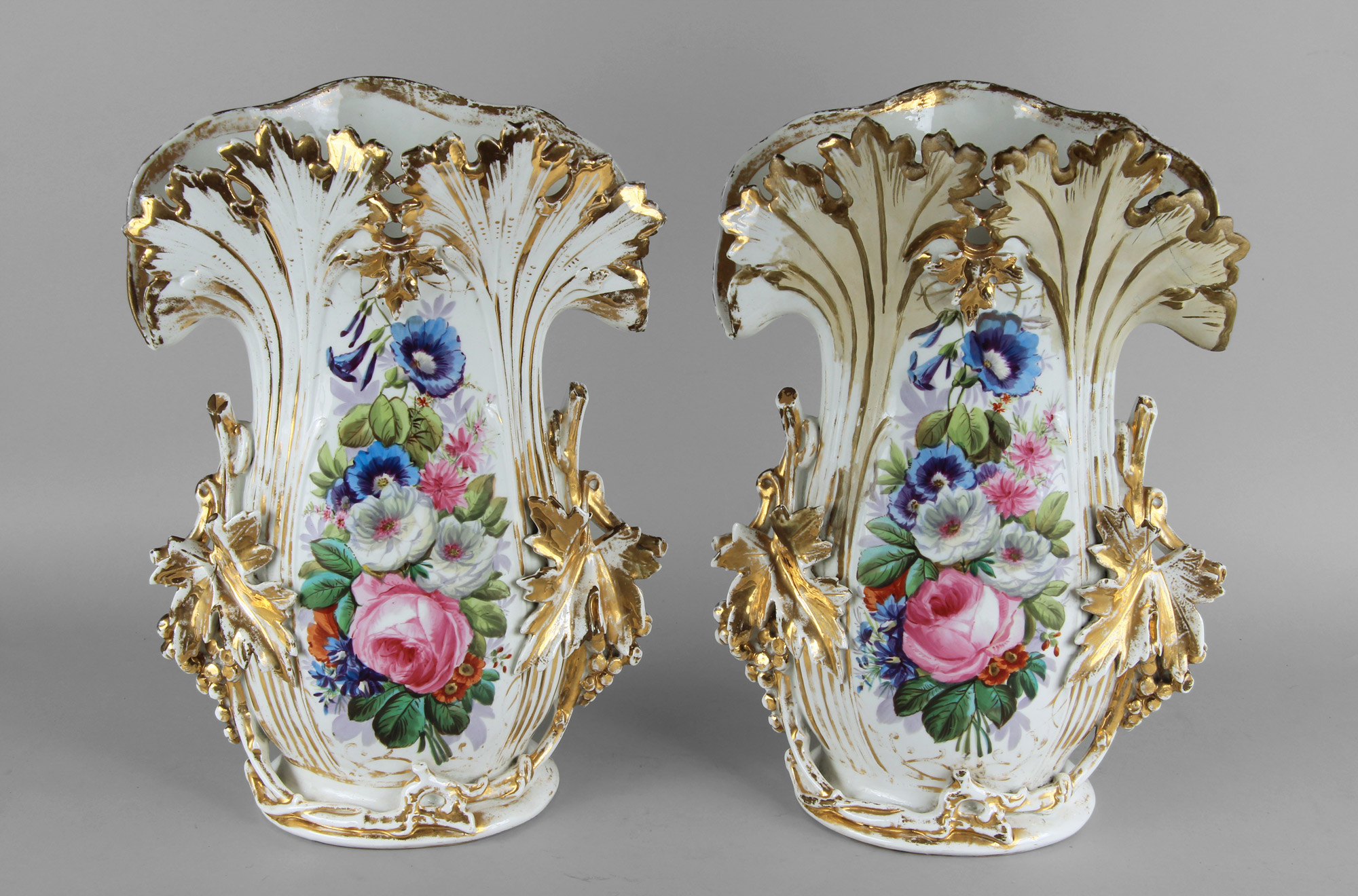  PAR DE ANTIGUOS FLOREROS DE PORCELANA ISABELINA. 