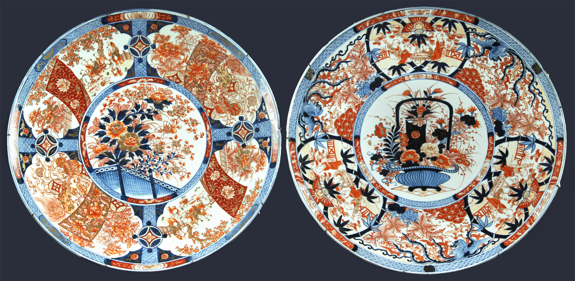 PAR DE GRANDES PLATOS DE PORCELANA JAPONESA DE IMARI. 