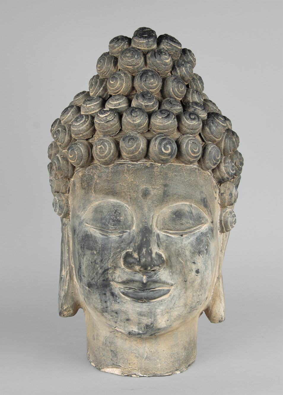  CABEZA DE BUDA EN TERRACOTA PATINADA. 
