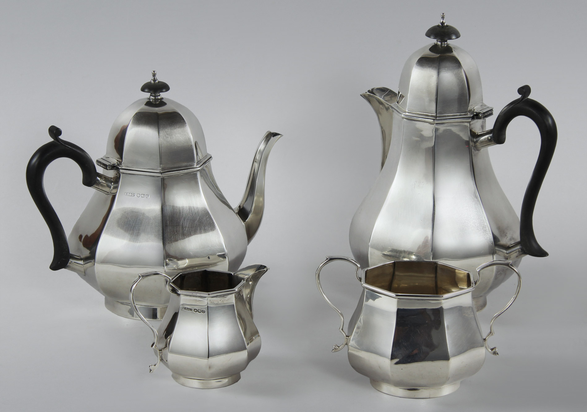  CUATRO PIEZAS DE PLATA INGLESA SELLADAS PARA TE Y CAFE.