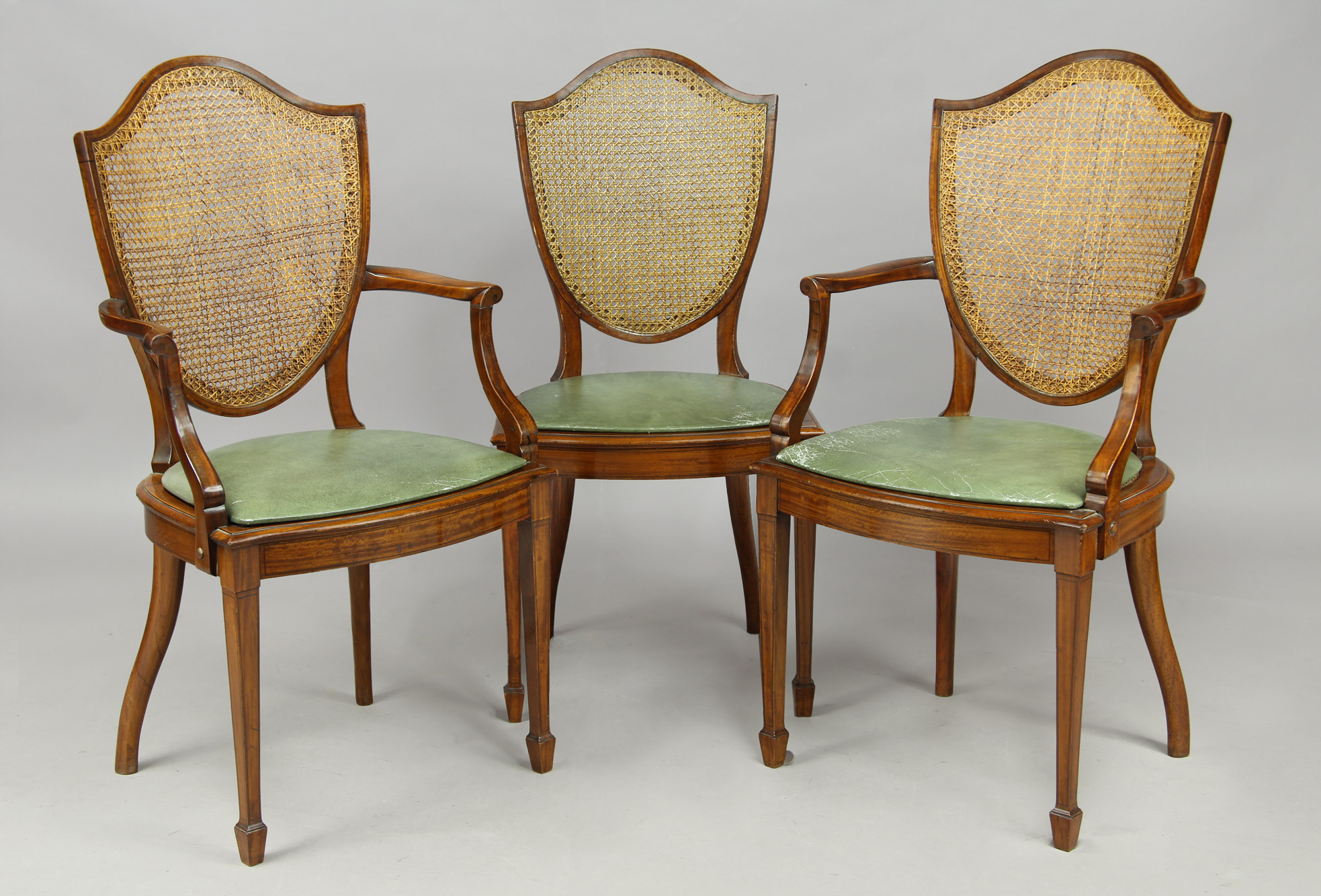  CUATRO SILLONES Y OCHO SILLAS INGLESAS EDUARDIANAS. 