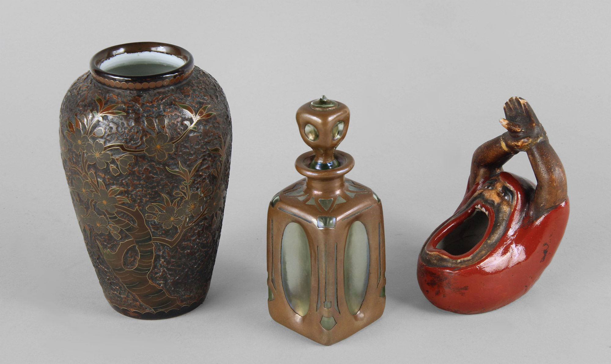 Lotes 571, 572 y 573: 
																		VASO DE PORCELANA JAPONESA JITAISOME JIPPO.
																		PERFUMERO ART & CRAFT DE VIDRIO ARTISTICO CON TAPA.
																		CALIENTA MANOS DE CERAMICA JAPONESA DE KUTANI.
