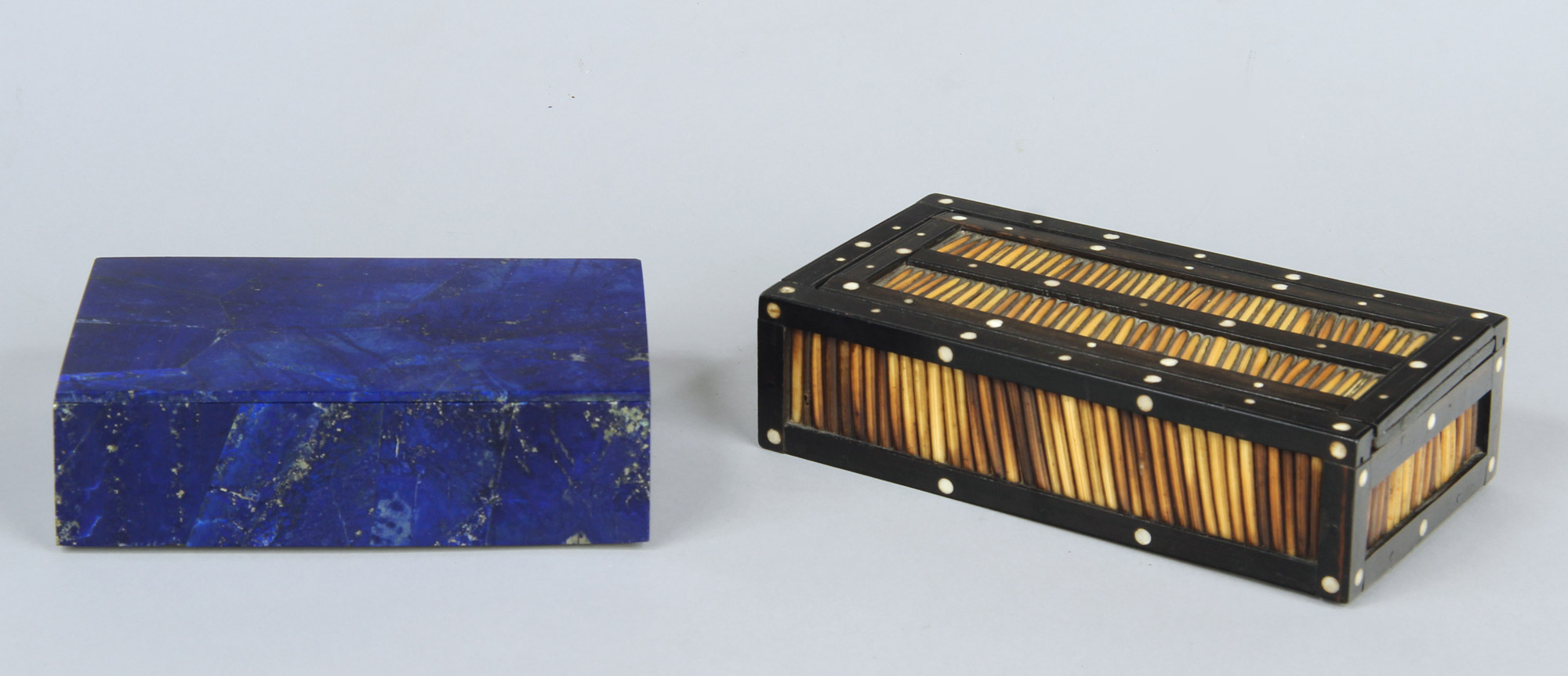 Lotes 666 y 689: 
																		CAJA RECTANGULAR DE LAPISLAZULI AFGANO CON TAPA.
																		ANTIGUA CAJA ANGLOINDIA DE EBANO Y PUERCOESPIN. 