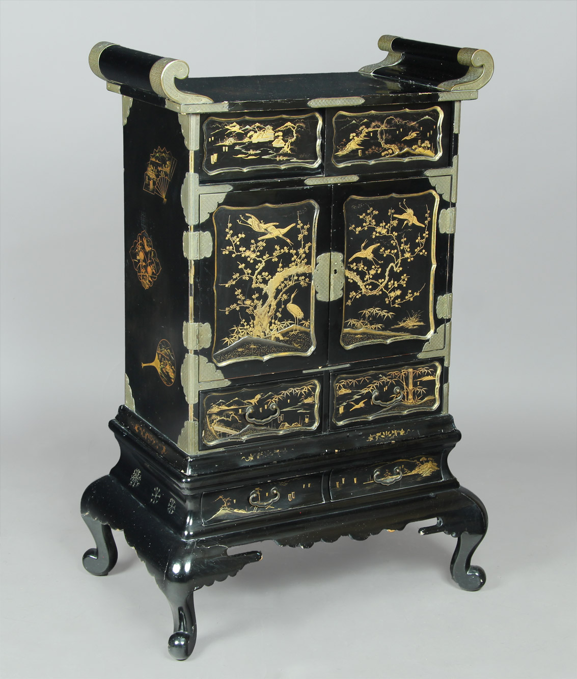  PEQUEÑO MUEBLE CHINO RECUBIERTO POR LACA NEGRA. 
