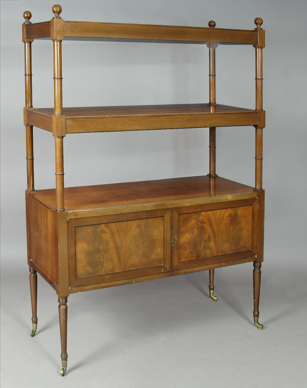  MUEBLE ESTANTERIA DE ESTILO INGLES. 