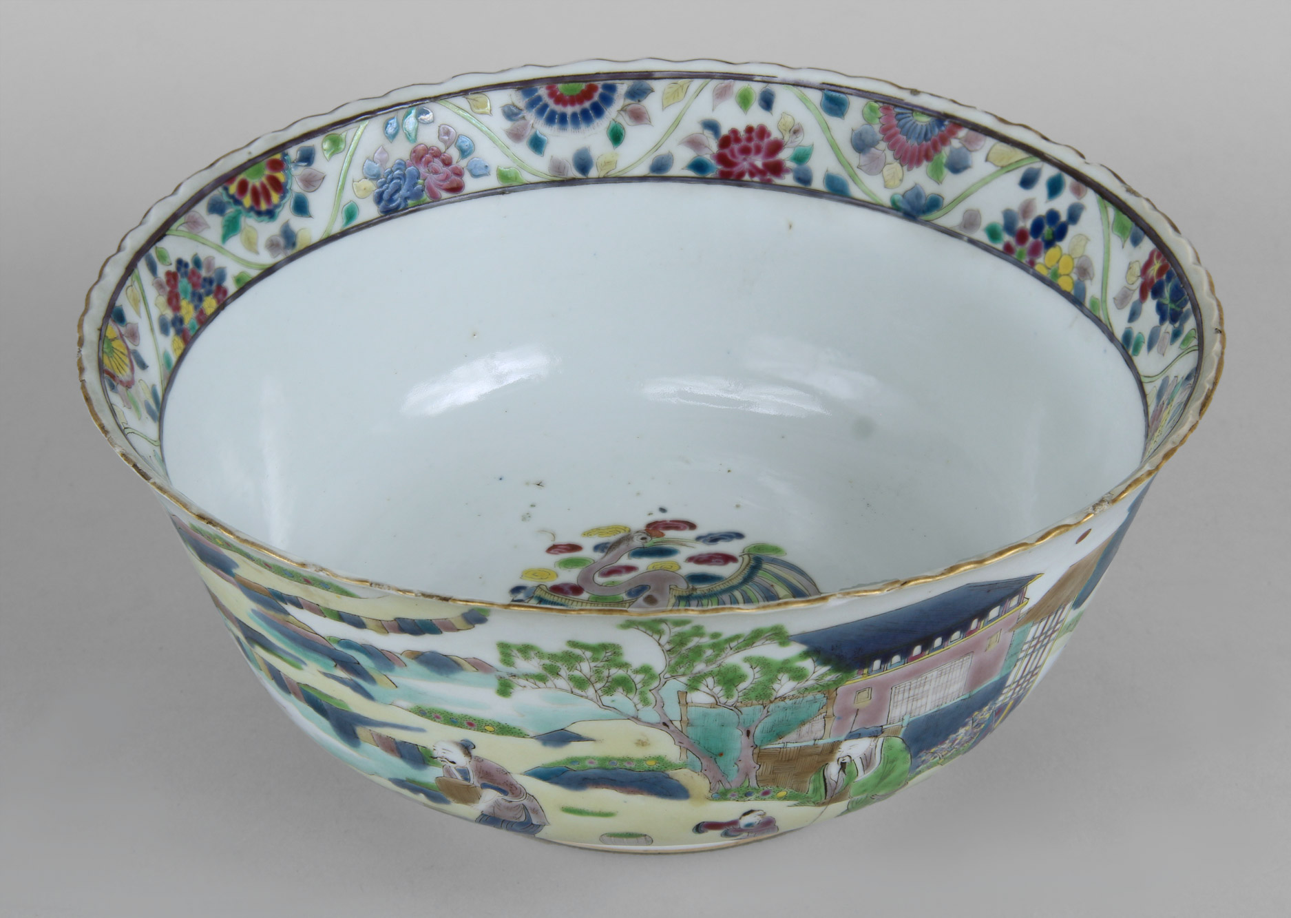  ANTIGUO CENTRO HONDO CIRCULAR DE PORCELANA CHINA ESMALTADA.