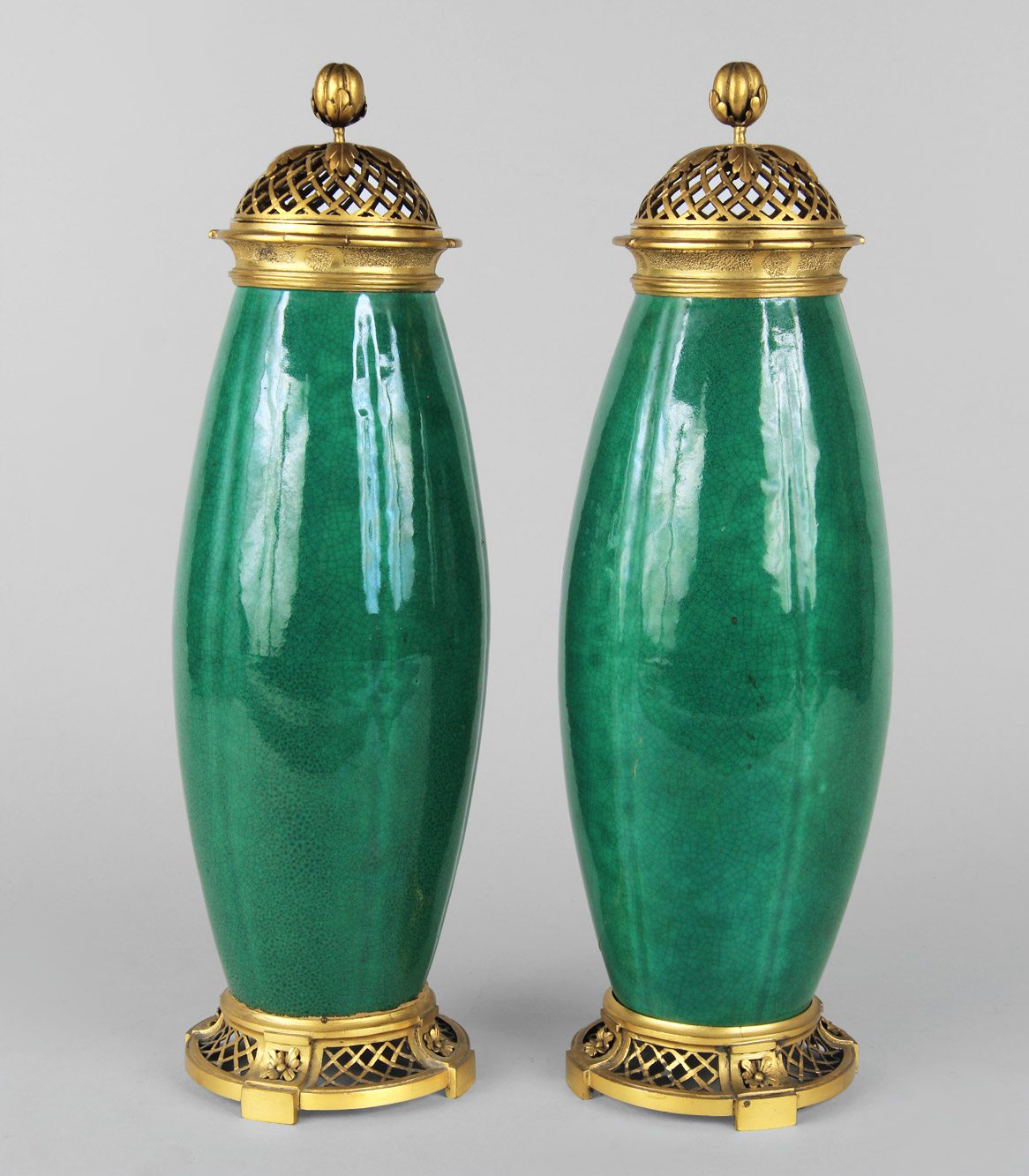  PAR DE VASOS FRANCESES DE CERAMICA ESMALTADA. 