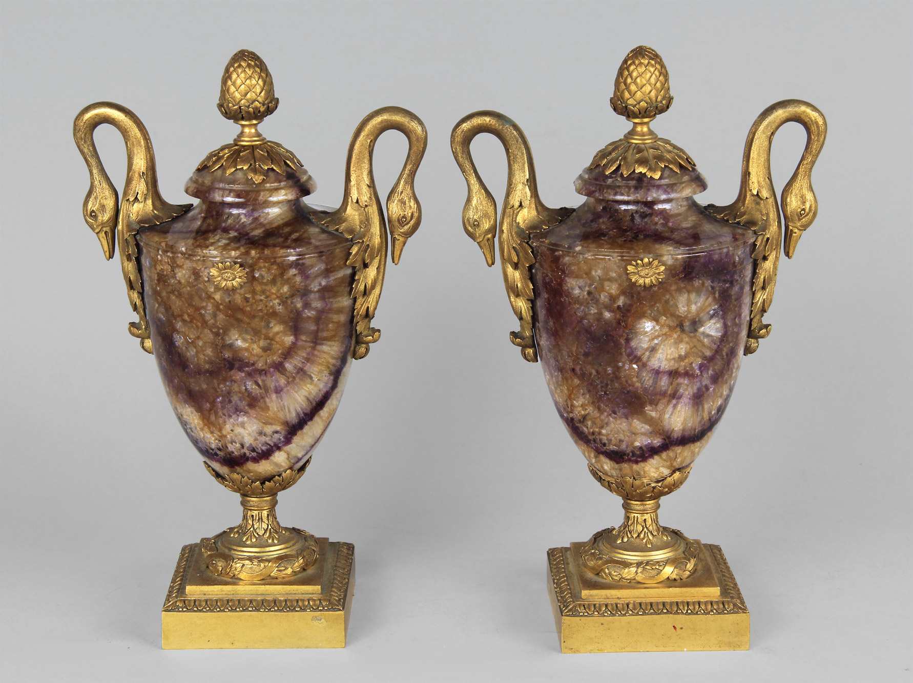  PAR DE ANFORAS FRANCESAS DE BLUE JOHN Y BRONCE DORADO. 