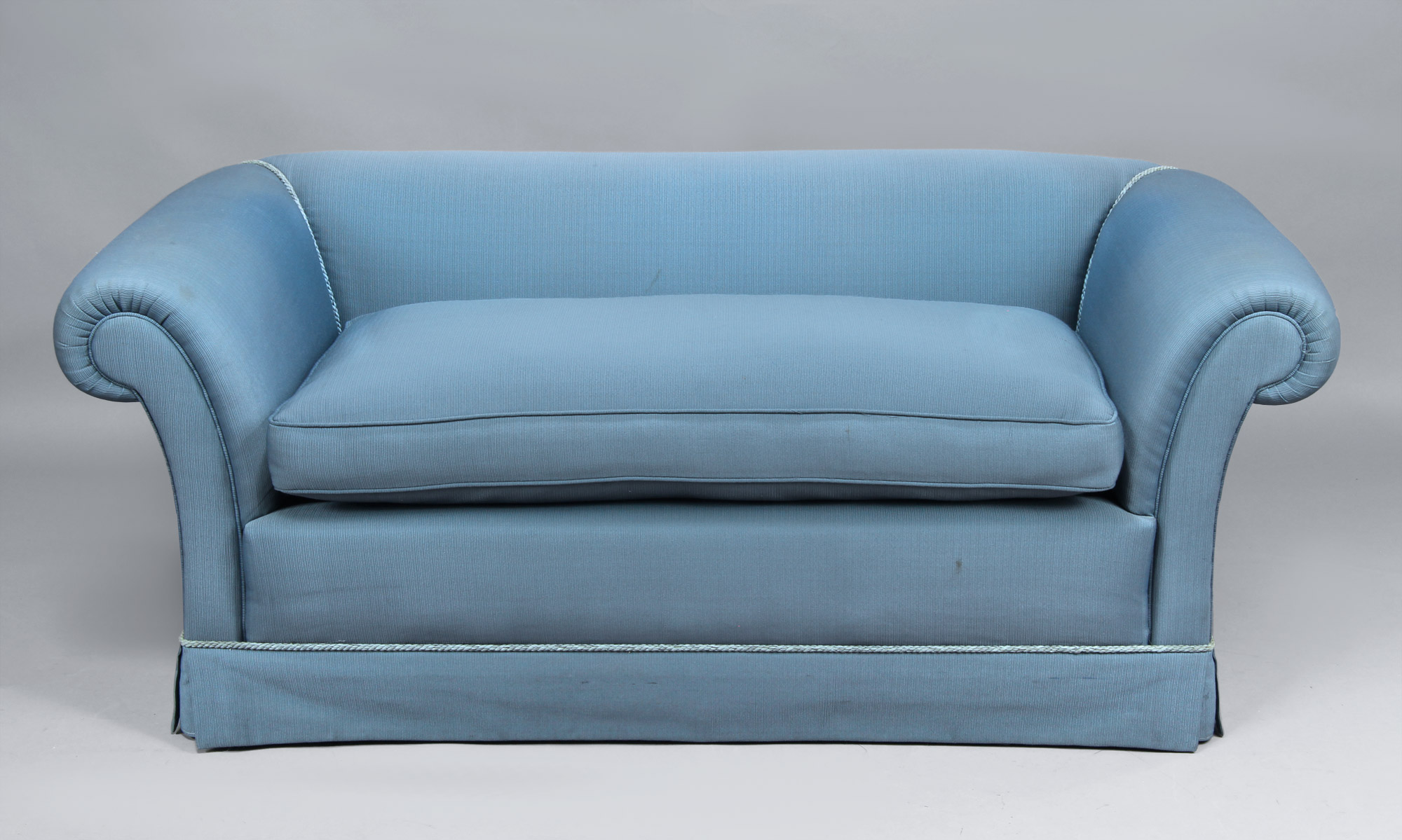  SOFA CONFORTABLE PARA DOS CUERPOS. 