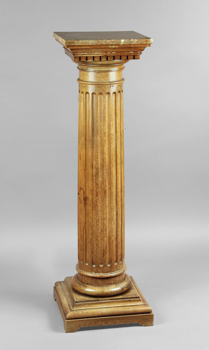  COLUMNA PEDESTAL DE NOGAL MOLDURADO. 