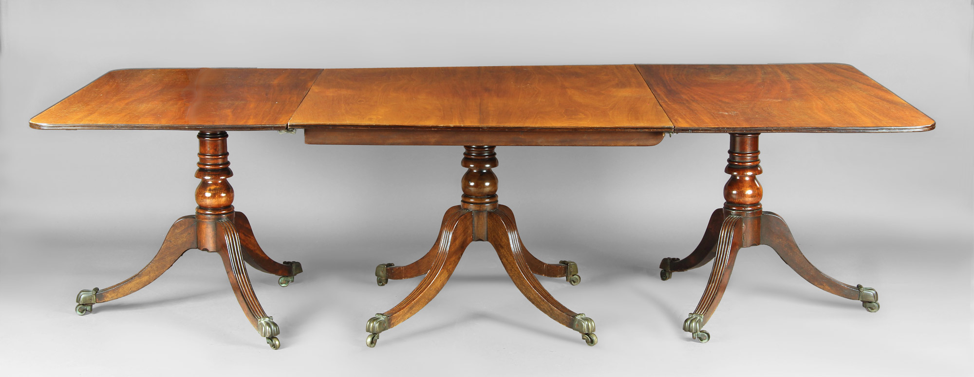 MESA INGLESA DE TRES PEDESTALES PARA COMEDOR. 