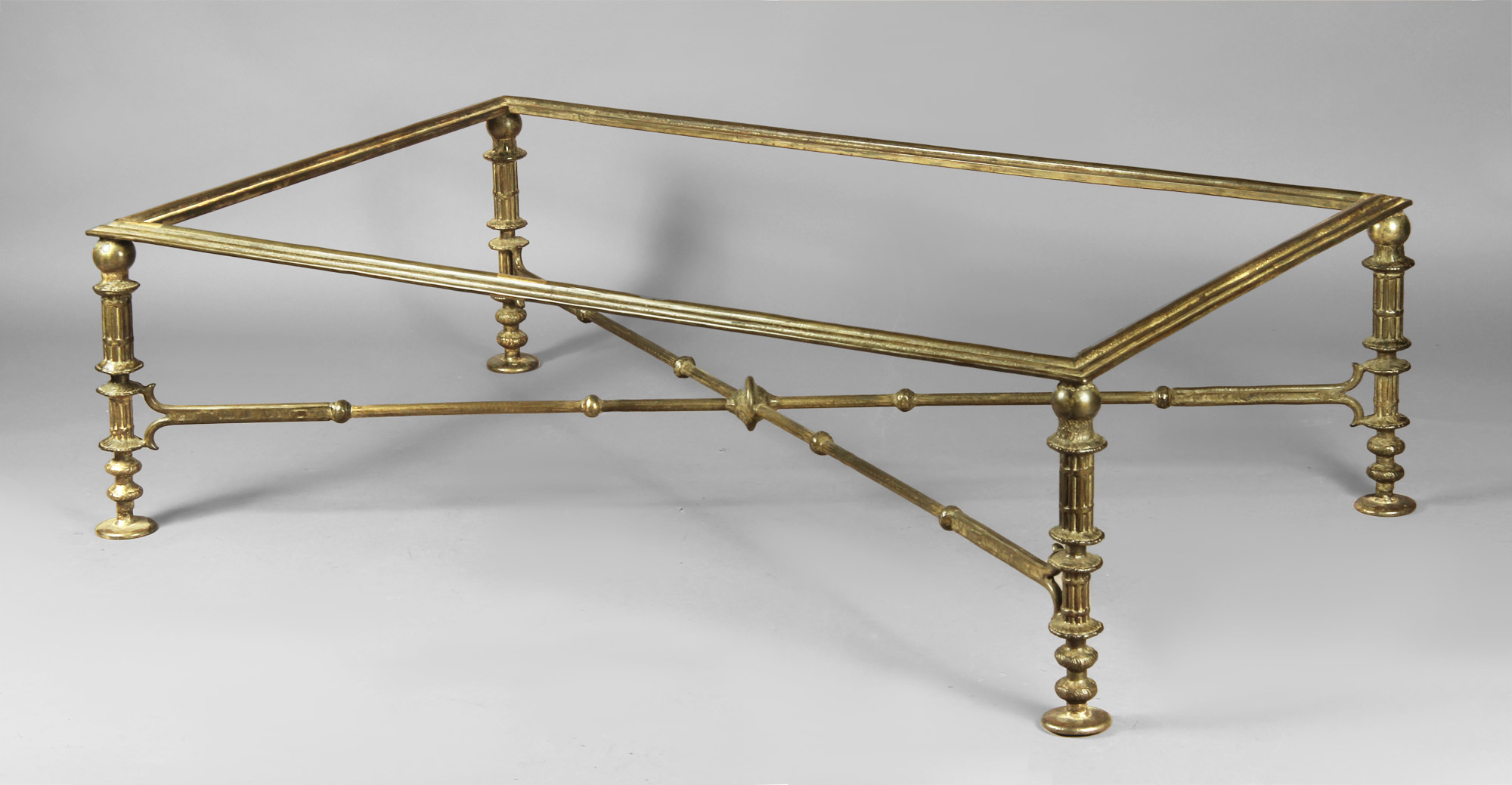  MESA BAJA RECTANGULAR CON ARMAZON DE HIERRO PATINADO. 