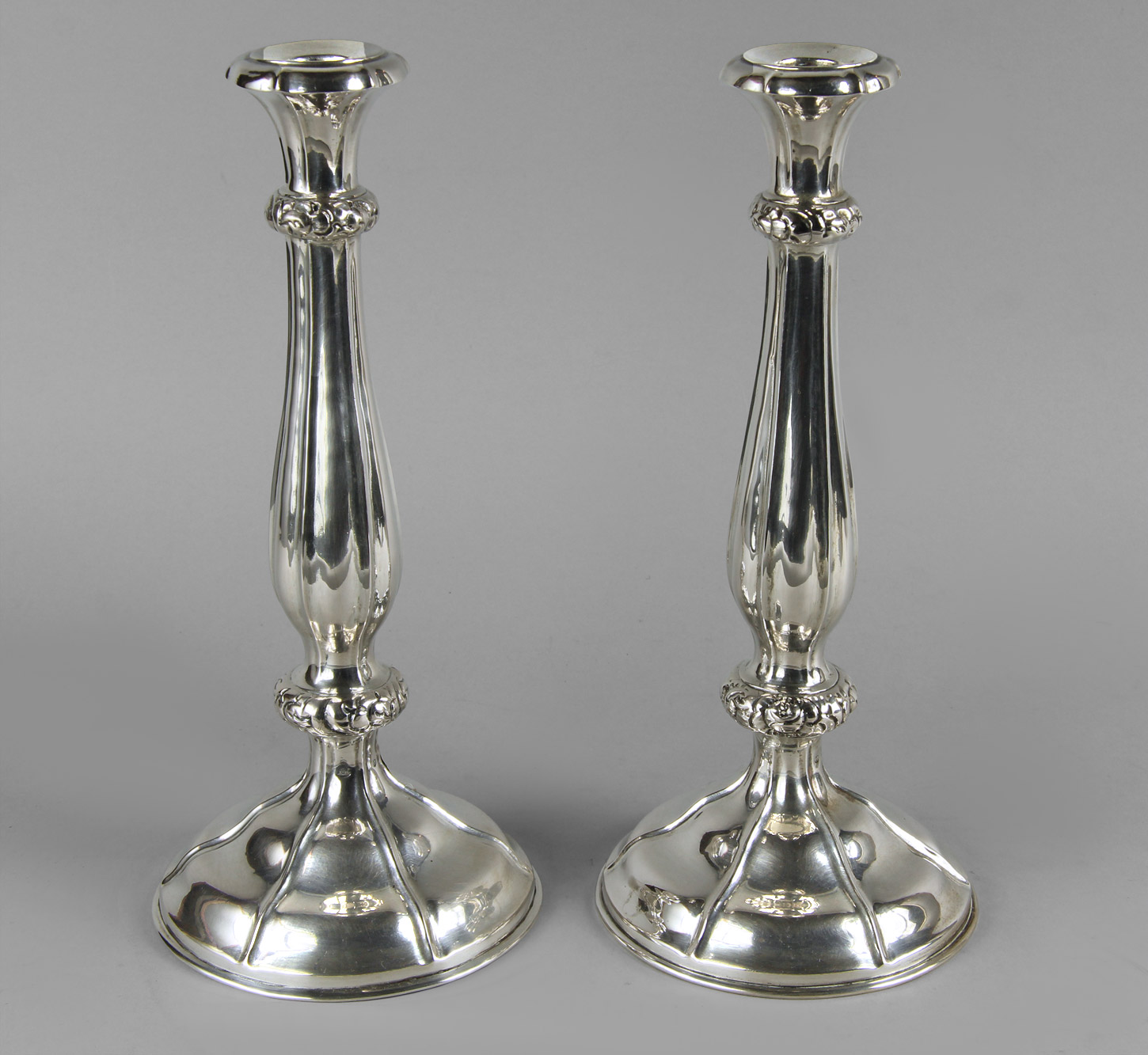  PAR DE CANDELEROS DE PLATA AUSTRO HUNGARA SELLADA. 