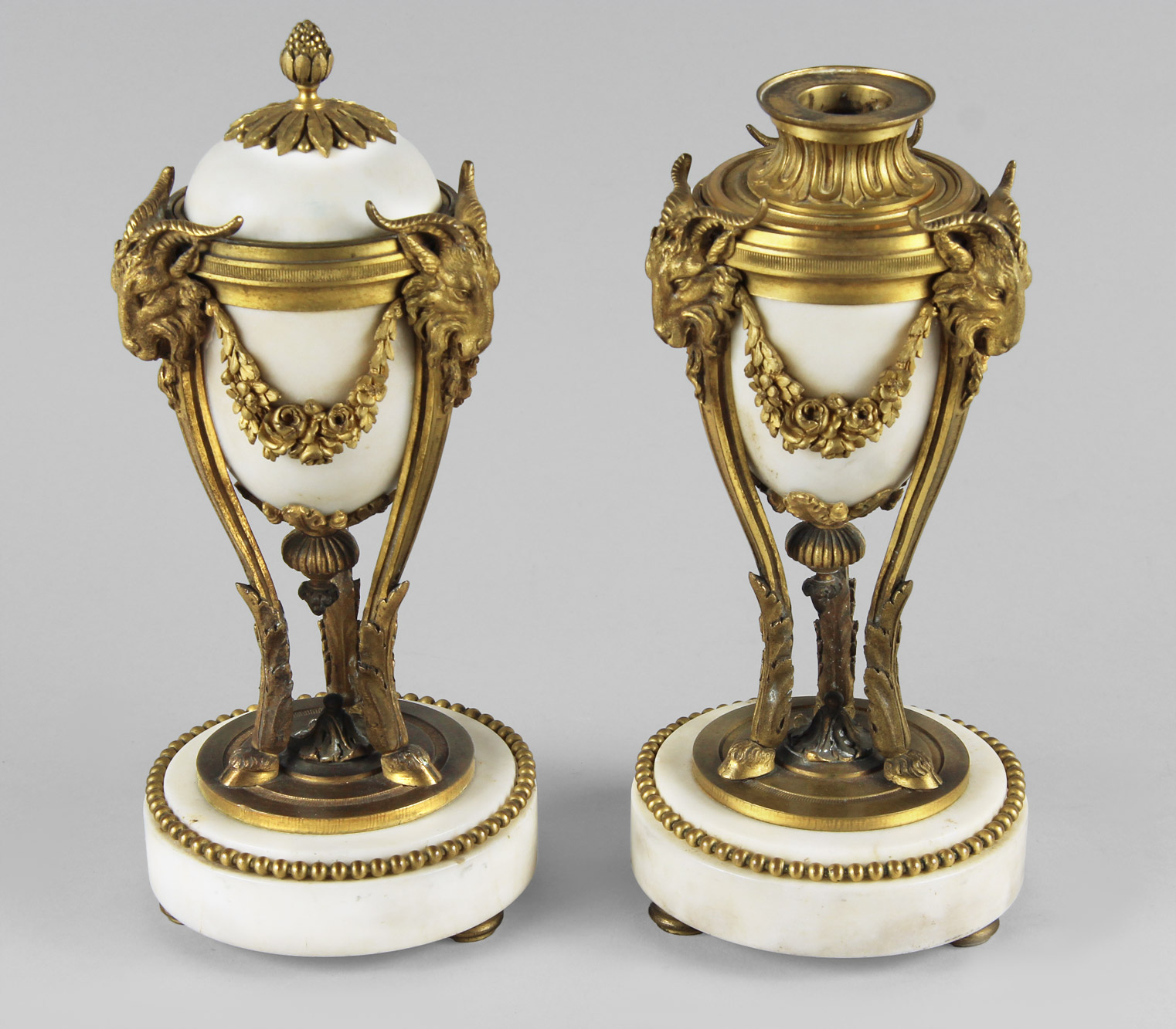  PAR DE CASSOLETTES FRANCESAS DE MARMOL Y BRONCE. 