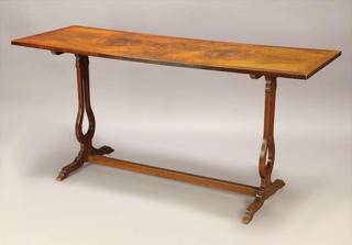 Lote 342: MESA RECTANGULAR ALARGADA DE ESTILO INGLES.   MESA RECTANGULAR ALARGADA DE ESTILO INGLES.  