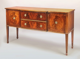 Lote 278: MUEBLE APARADOR DE ESTILO INGLES DE LA CASA NORDISKA.  MUEBLE APARADOR DE ESTILO INGLES DE LA CASA NORDISKA. 