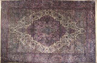 Lote 389: GRAN ALFOMBRA PERSA KIRMAN DE LANA TEJIDA A MANO.  GRAN ALFOMBRA PERSA KIRMAN DE LANA TEJIDA A MANO. 
