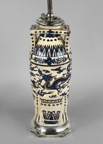 Lote 597: LAMPARA CON VASO DE CERAMICA ORIENTAL ESMALTADA.  LAMPARA CON VASO DE CERAMICA ORIENTAL ESMALTADA. 