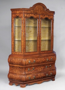 Lote 227: VITRINA DE ESTILO HOLANDES FORMADA POR DOS CUERPOS.  VITRINA DE ESTILO HOLANDES FORMADA POR DOS CUERPOS. 