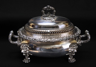 Lote 540: ANTIGUA SOPERA INGLESA OLD SHEFFIELD CON TAPA.  ANTIGUA SOPERA INGLESA OLD SHEFFIELD CON TAPA. 