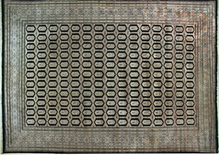 Lote 392: ALFOMBRA PAKISTANI DE LANA TEJIDA A MANO.  ALFOMBRA PAKISTANI DE LANA TEJIDA A MANO. 