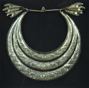 Lote 606: COLLAR ABORIGEN SUDAMERICANO EN FANAL.  COLLAR ABORIGEN SUDAMERICANO EN FANAL. 