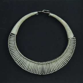 Lote 605: COLLAR ABORIGEN SUDAMERICANO EN FANAL.  COLLAR ABORIGEN SUDAMERICANO EN FANAL. 
