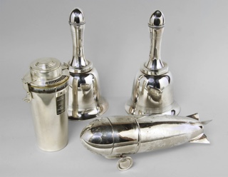 Lotes 541, 542 y 543: 
																		COCKTELERA 'THE BARMAN' DE LA CASA GHISO.
																		COCKTELERA DE METAL PLATEADO EN FORMA DE ZEPPELIN.
																		PAR DE COCKTELERAS INGLESAS EN FORMA DE CAMPANA. 