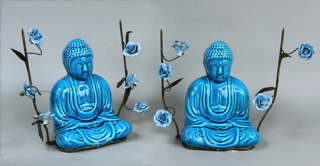 Lote 569: PAR DE FIGURAS BUDHAS DE PORCELANA BLEU DE CHINE. PAR DE FIGURAS BUDHAS DE PORCELANA BLEU DE CHINE.