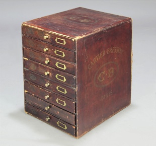 Lote 345: PEQUEÑO MUEBLE FRANCES DE MERCERIA CARTIER BRESSON.  PEQUEÑO MUEBLE FRANCES DE MERCERIA CARTIER BRESSON. 