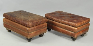 Lote 277: PAR DE BANQUETAS INGLESAS RECTANGULARES EN CUERO MARRON.  PAR DE BANQUETAS INGLESAS RECTANGULARES EN CUERO MARRON. 